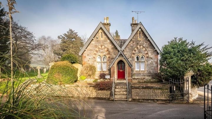 Stay at Exwick Cemetery Lodge